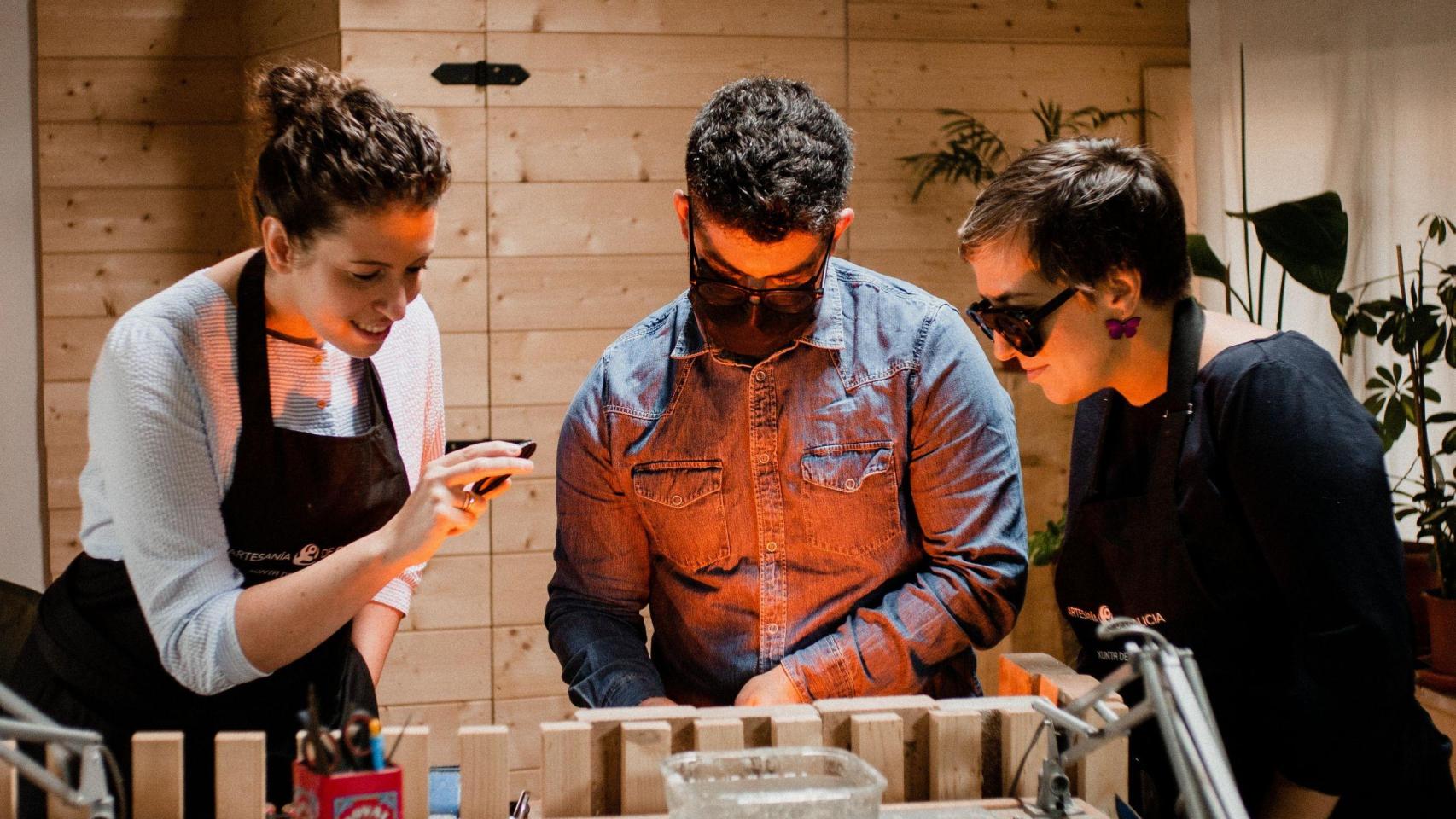 Alberto Taboada con una pareja que participó en el taller para crear sus alianzas.