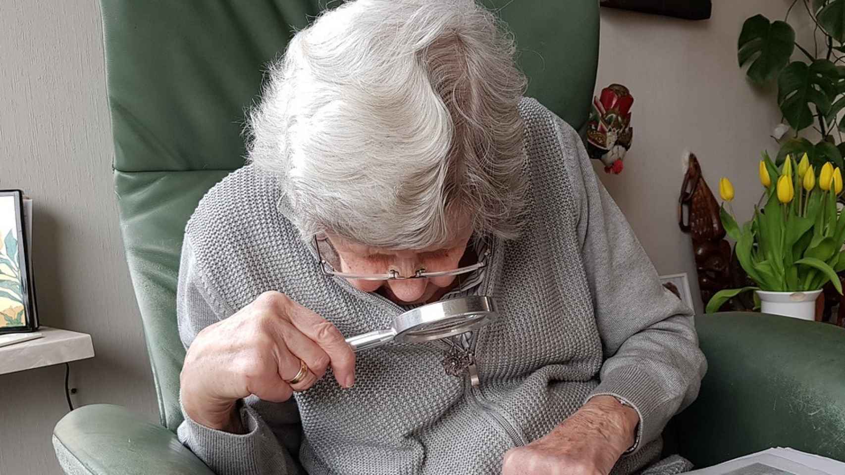 Una abuela mirando con su lupa