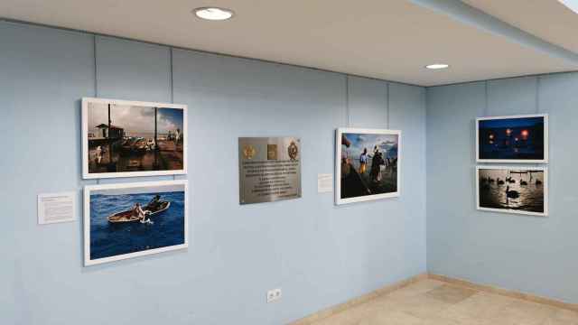 Abanca y Afundación inauguran en Ponteareas la exposición fotográfica ‘Fillos do océano’