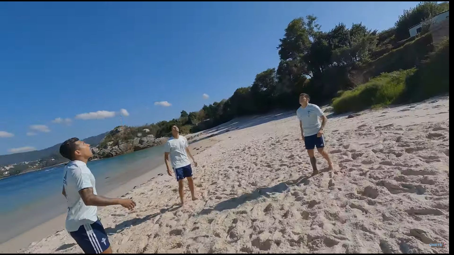 Murillo, Araujo y Cervi juegan al fútbol en la playa de Arneles de Aldán
