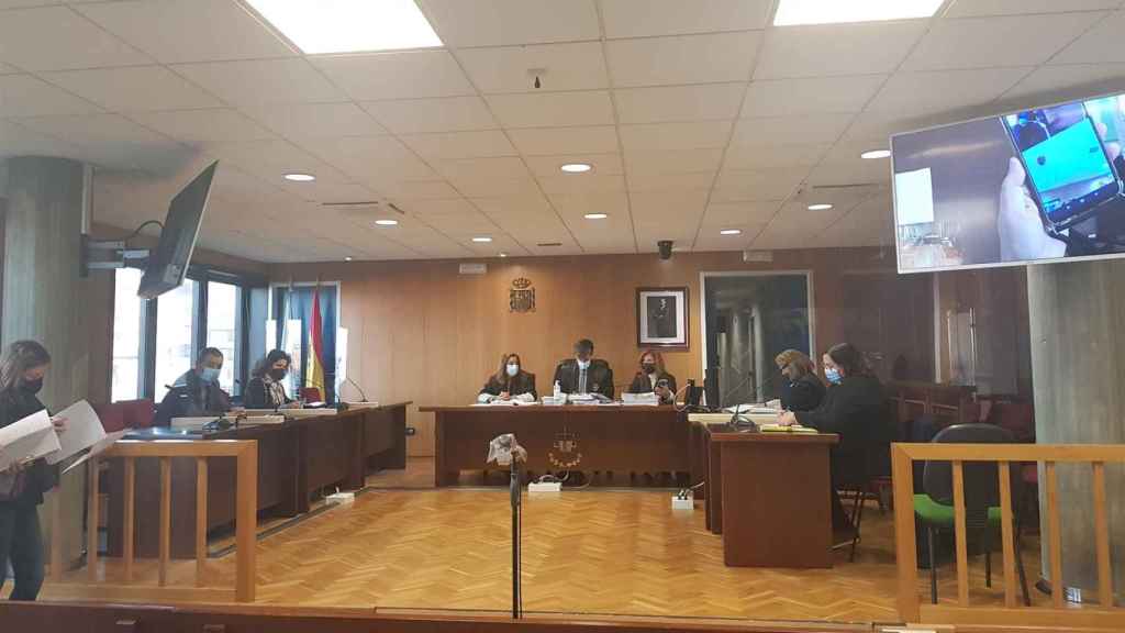 Los acusados comparecen por videoconferencia en la sección quinta de la Audiencia Provincial de Pontevedra