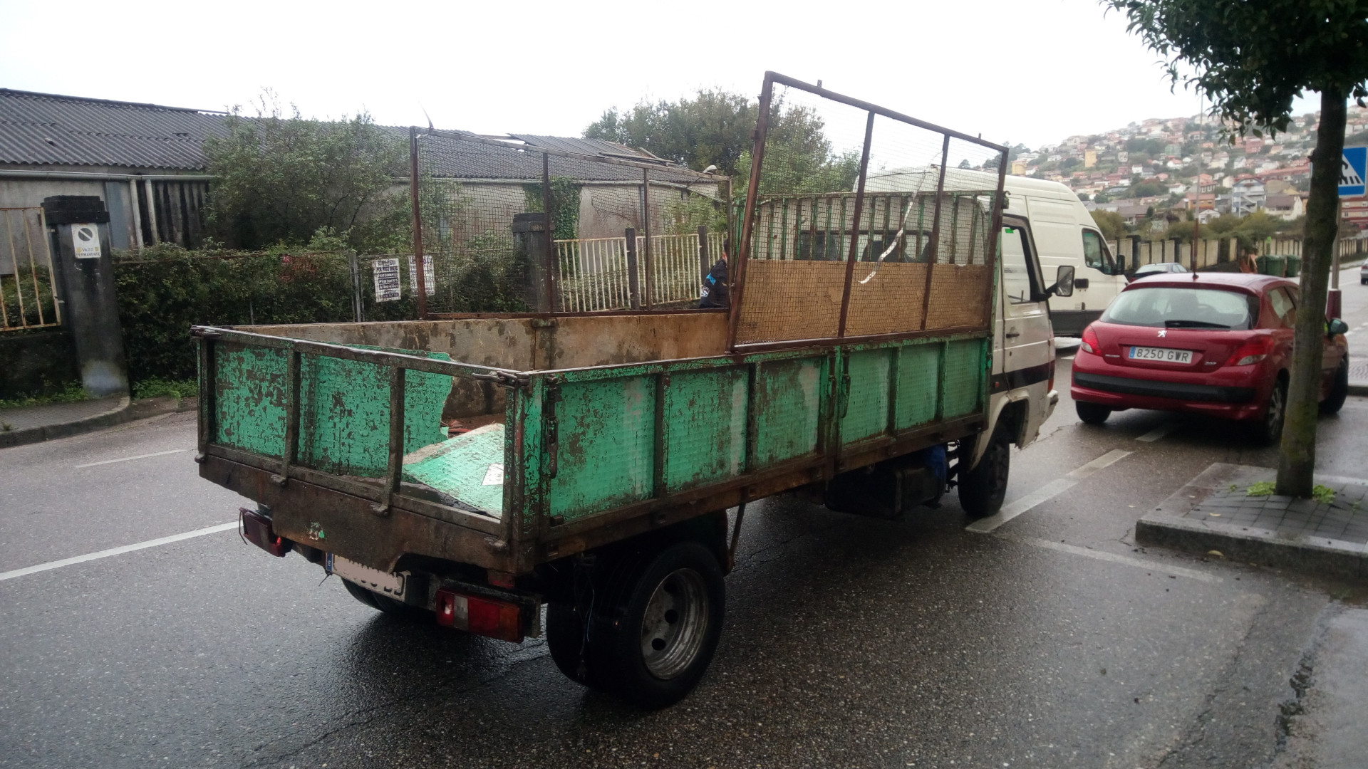 Camión con paneles de la zona de carga desprendidos. Foto: Policía Local de Vigo