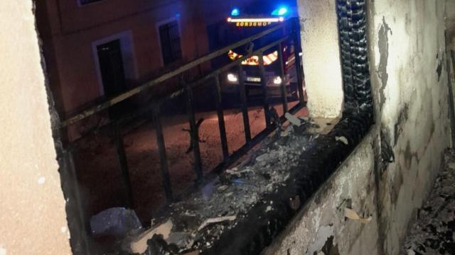 Aparatoso incendio causado por una vela en una vivienda de un pueblo de Cuenca