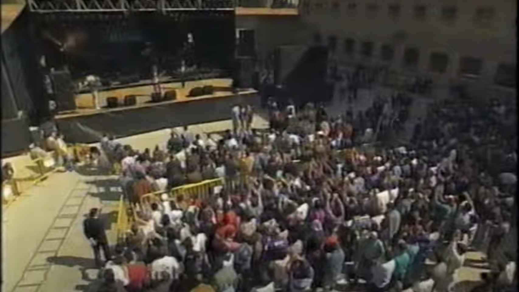 Fotograma del concierto de Rosendo en la cárcel de Carabanchel en 1994.