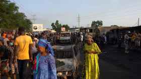 Residentes de Freetown en la zona de la explosión.