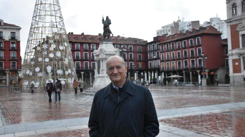 Gustavo Martín Garzo en la Plaza Mayor de Valladolid
