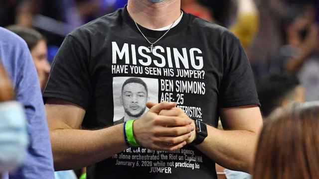 Una camiseta de un aficionado de los Philadelphia 76ers con Ben Simmons