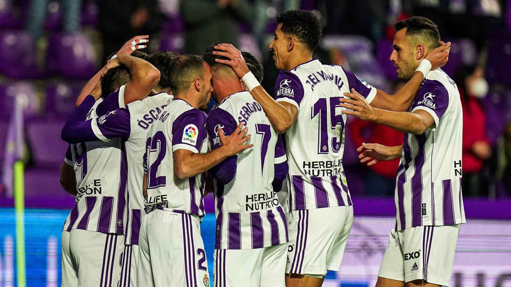 Los jugadores del Real Valladolid celebran uno de los goles