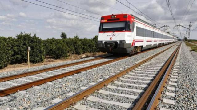 Un tren de cercanías circula en el entorno de la ciudad de Elche.