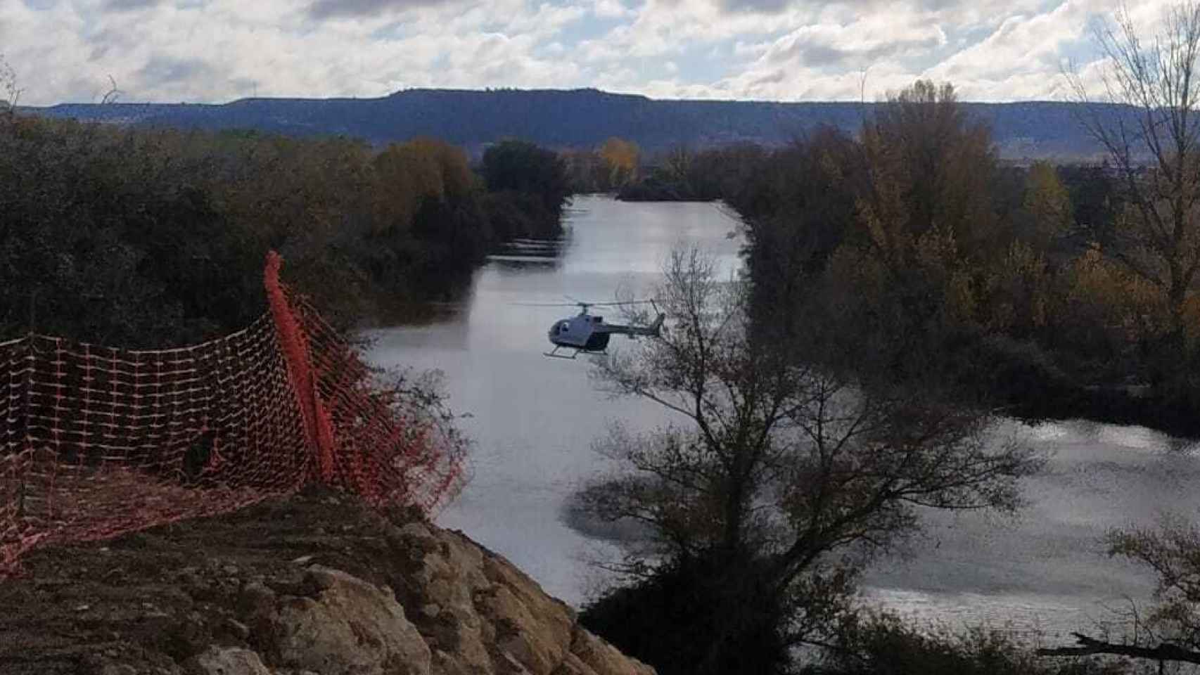 El helicóptero de la Guardia Civil buscando en el río