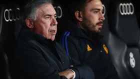 Carlo Ancelotti y Davide Ancelotti, en el banquillo del Real Madrid