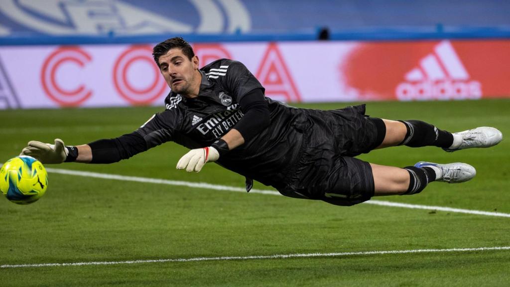 Thibaut Courtois, calentando antes de un partido con el Real Madrid