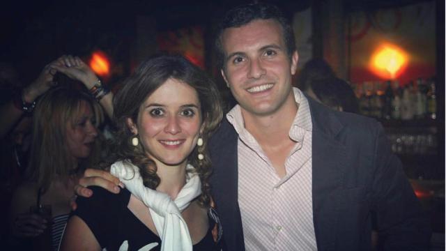 La presidenta madrileña, Isabel Díaz Ayuso, publicó en octubre de 2018 en su perfil de Instagram esta imagen, tomada 15 años antes (en torno a 2003), en la que aparece junto a Pablo Casado en la etapa en la que ambos militaban en las Nuevas Generaciones del PP.