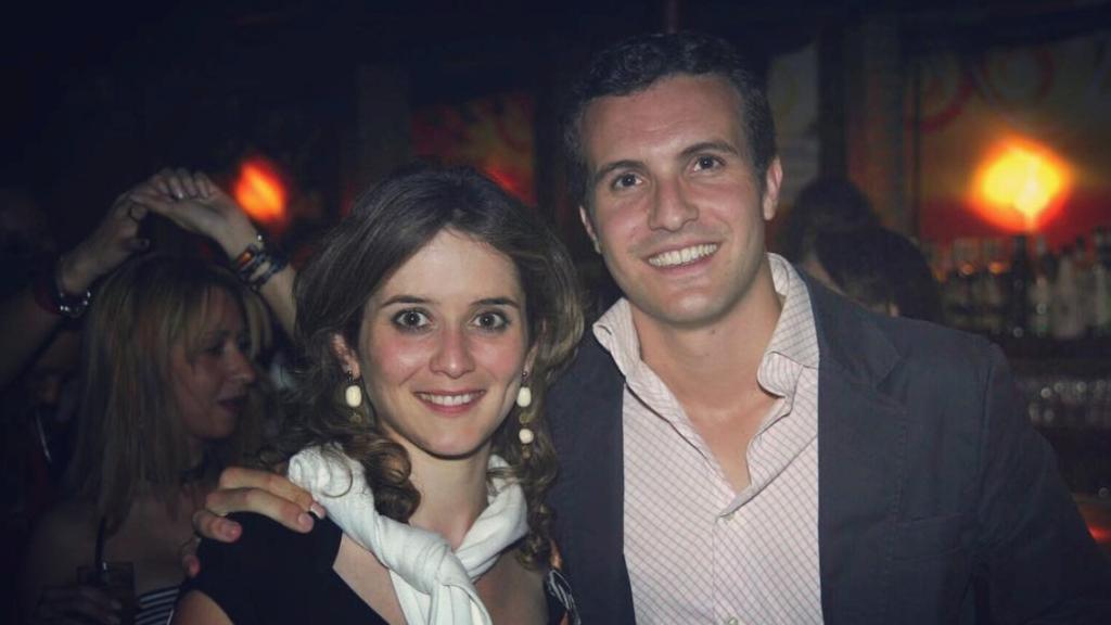 La presidenta de la Comunidad de Madrid, Isabel Díaz Ayuso, junto al expresidente del PP, Pablo Casado, en una fiesta a principios de los 2000.