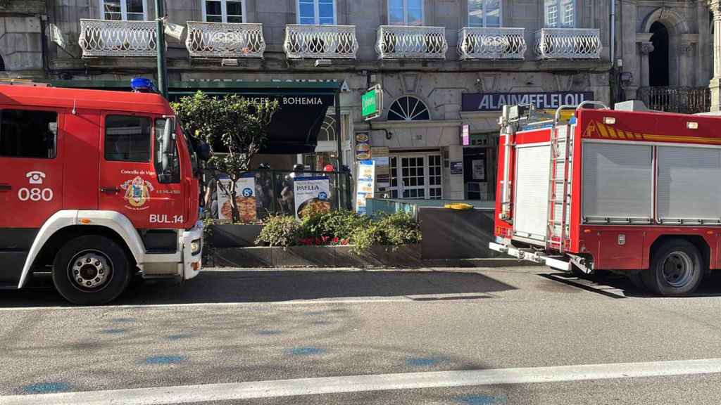Dos camiones de bomberos ante la cafetería Luces de Bohemia.