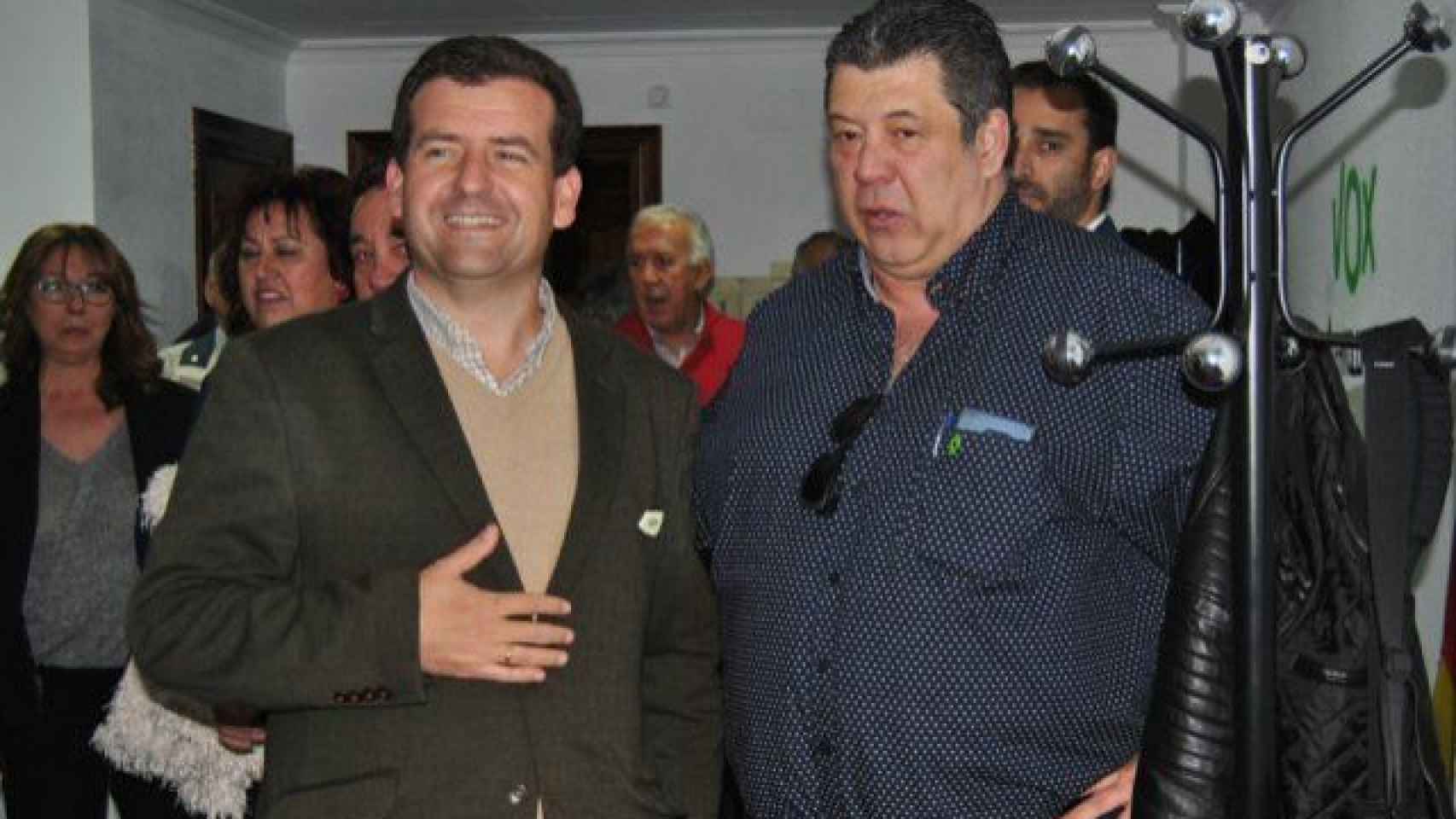 El diputado de Vox Ricardo Chamorro (a la izquierda) junto a Antonio González Espinosa