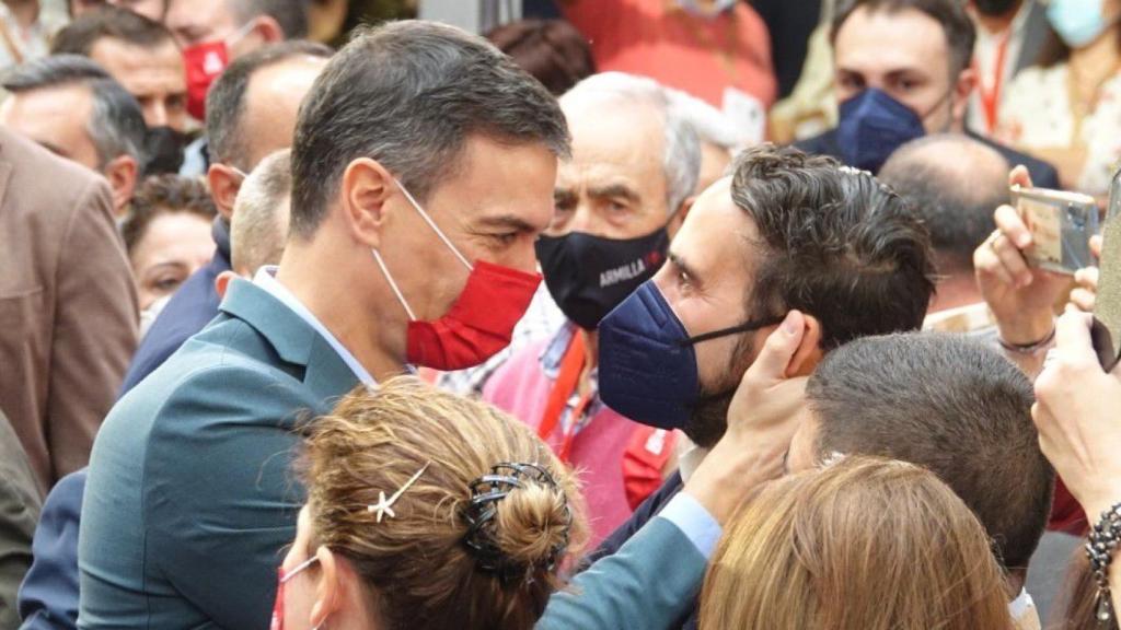 Pedro Sánchez saluda de forma cariñosa a Dani Pérez.