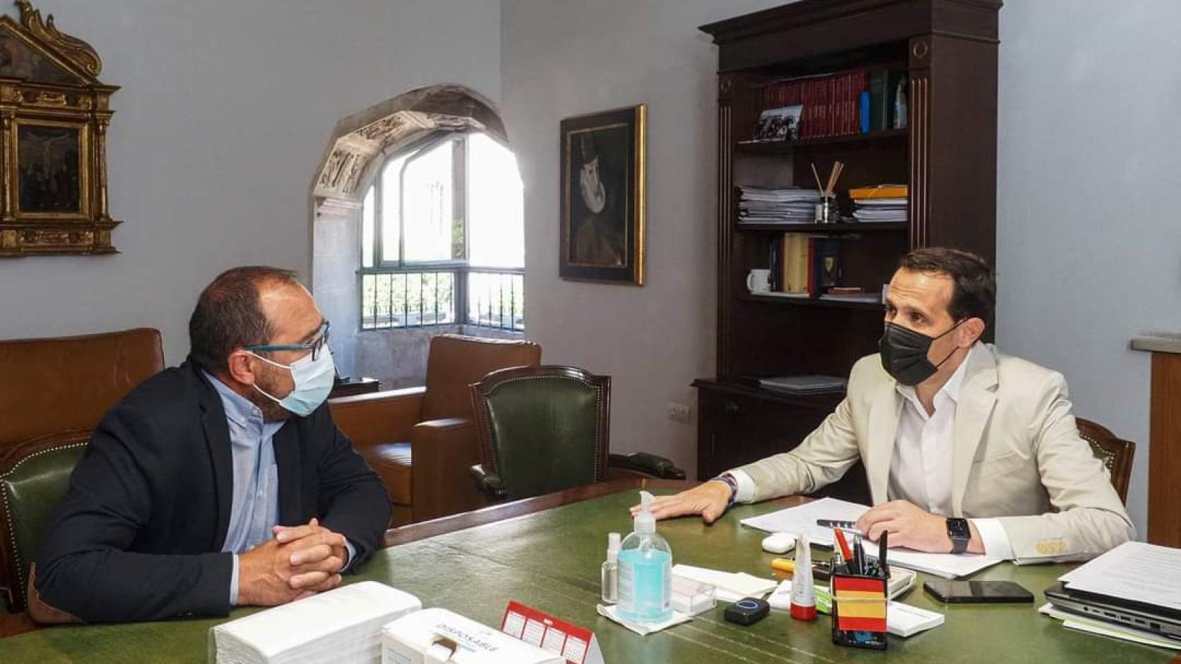 A la izquierda: Miguel Ángel Oliveira, alcalde de Tordesillas. A la derecha: Conrado Íscar, presidente de la Diputación de Valladolid