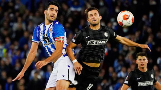 Mikel Merino pelea un balón de cabeza