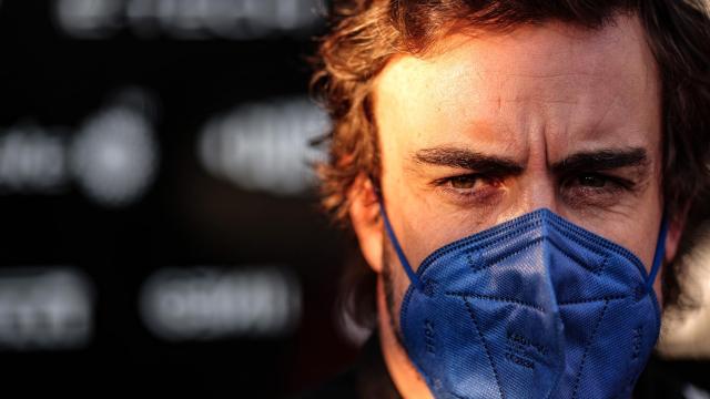 Fernando Alonso en el box de Alpine en el Gran Premio de México