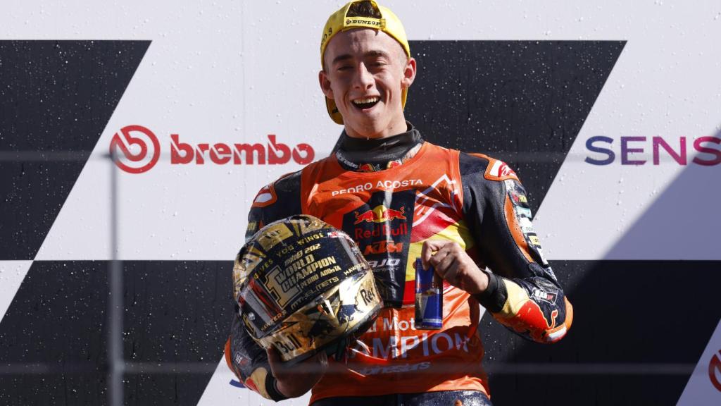 Pedro Acosta en el podio tras ganar el Mundial de Moto3