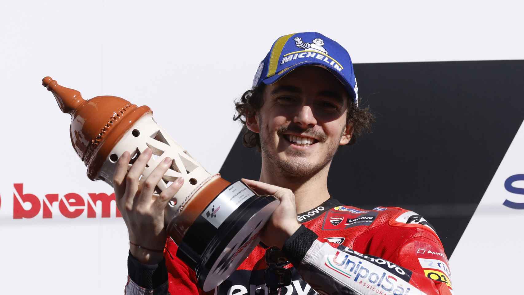 Pecco Bagnaia levanta el trofeo de ganado del Gran Premio del Algarve, en Portimao.