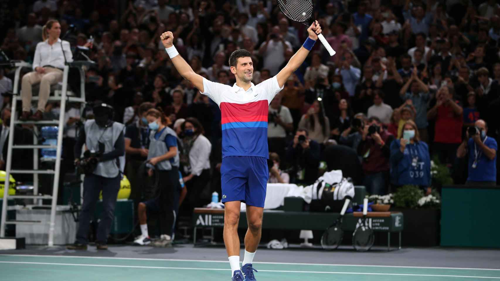 Novak Djokovic alza los brazos para celebrar su victoria en París-Bercy