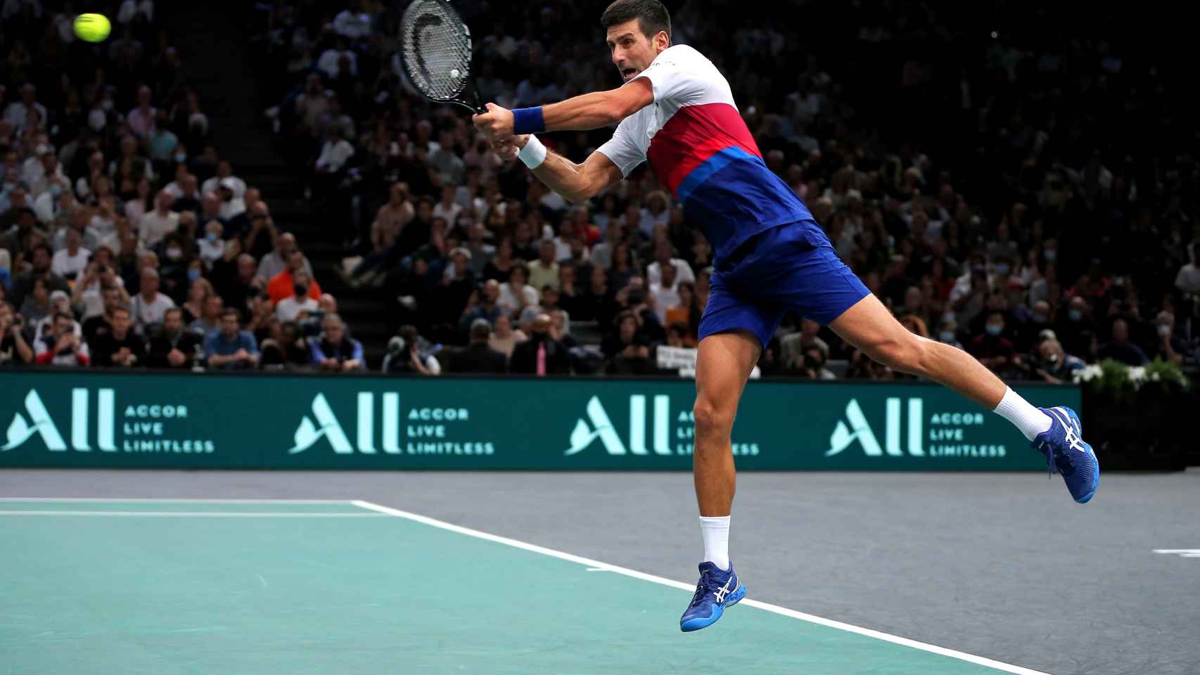 Djokovic golpea una bola de revés a dos manos