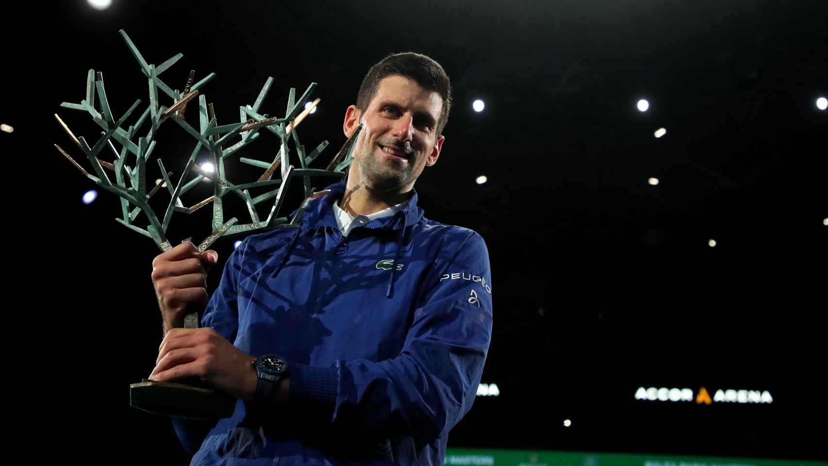 Novak Djokovic con el título del Master 1000 de París-Bercy