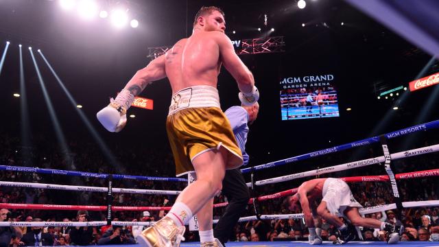 Saúl 'Canelo' Álvarez, noqueando a Caleb Plant