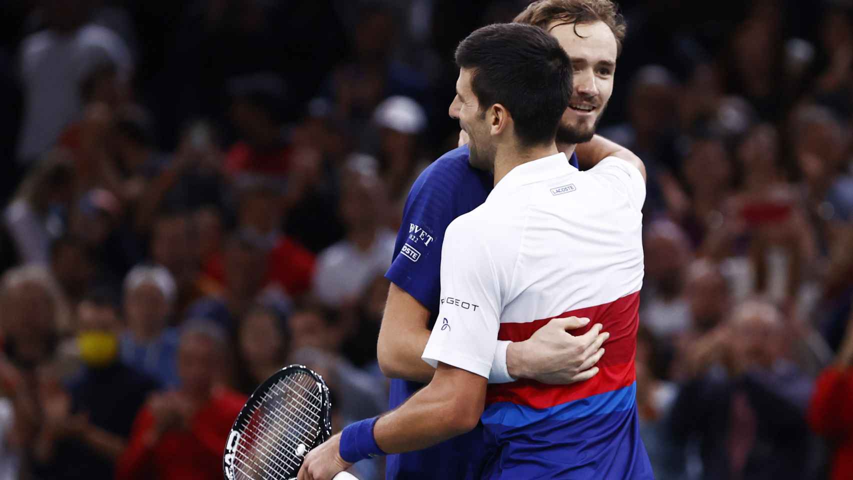 Abrazo entre Djokovic y Melvedev tras la final del Masters 1000 de París-Bercy 2021
