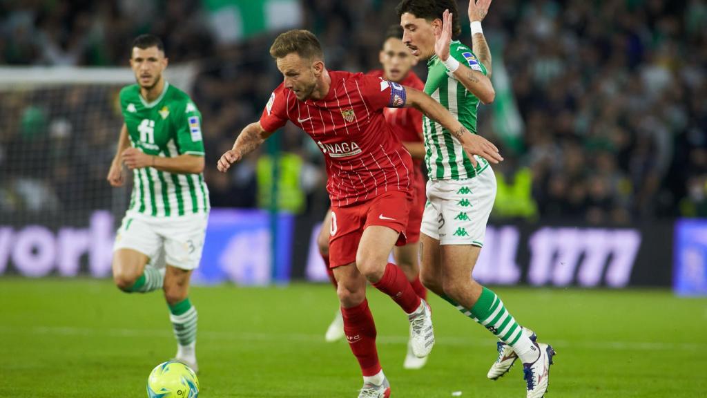 Ivan Rakitic, en acción con Héctor Bellerín durante el derbi sevillano