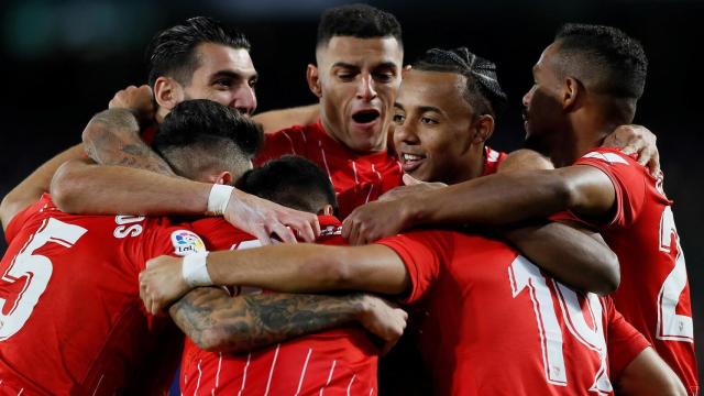 Piña de los jugadores del Sevilla para celebrar un gol en el derbi