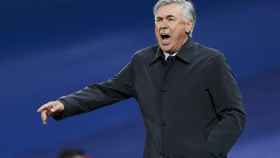 Ancelotti grita desde la banda en un partido en el Santiago Bernabéu