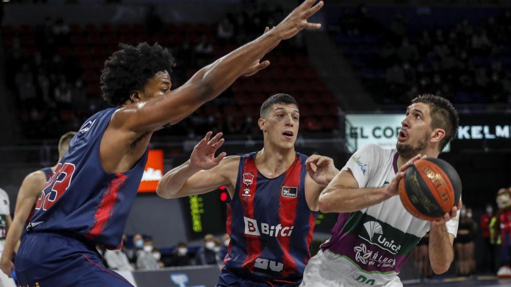 El alero francés del Unicaja Axel Bouteille y los jugadores del Baskonia Simone Fontecchio y Steven Enoch.