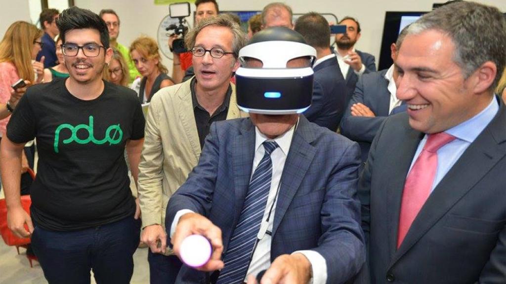 El alcalde de Málaga, Francisco de la Torre, prueba en 2017 unas gafas de realidad virtual.