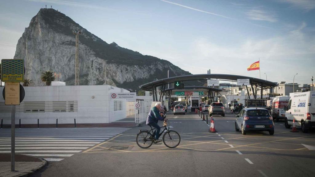 Vehículos que esperan para entrar en Gibraltar.