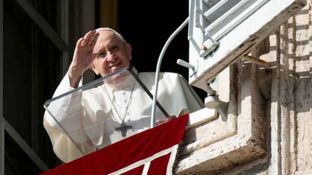 El papa Francisco dirige la oración del Ángelus desde su ventana en el Vaticano.