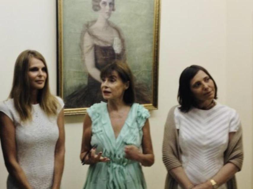 Catherine Oxenberg, la princesa Elisabeth de Yugoslavia y Christina Oxenberg, frente a un retrato de la princesa Olga de Yugoslavia. Belgrado, Serbia, 2013.