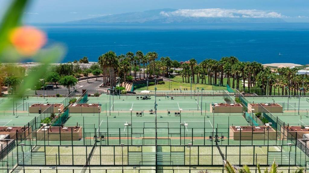 Pistas de pádel y de tenis para practicar el deporte de Feliciano López y Fernando Verdasco.