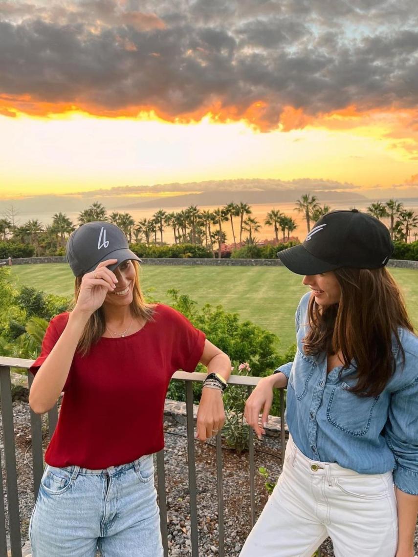 Ana Boyer y Sandra Gago, en el campo de golf de Abama luciendo las gorras de Cocowi.