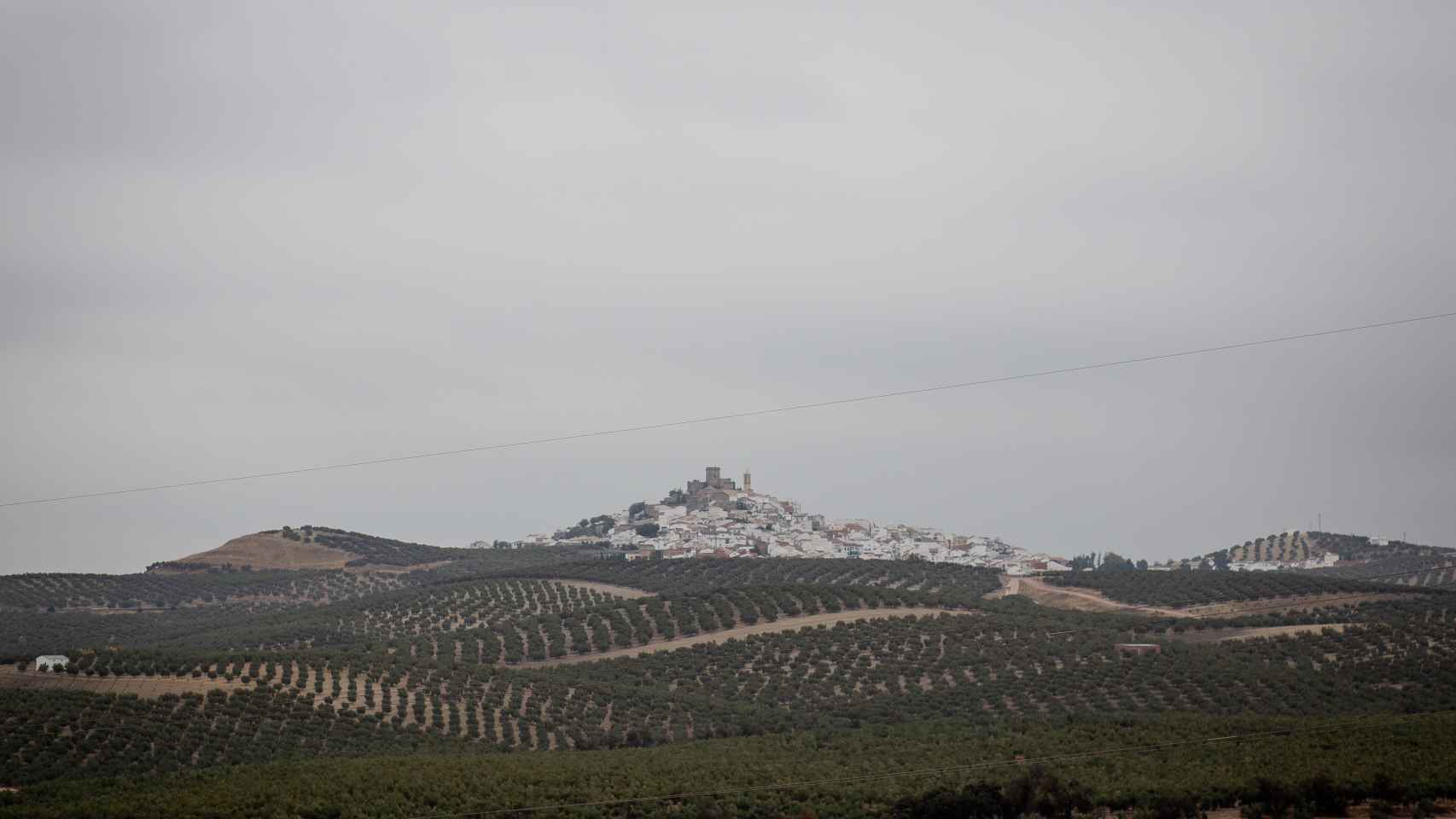 Vista del pueblo de Espejo desde los terrenos en litigio.