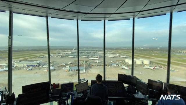 Despegue simultáneo de los dos aviones desde la torre del aeropuerto