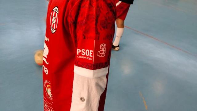 El PSOE patrocina a un equipo infantil de fútbol con el logo del puño y la rosa en las camisetas