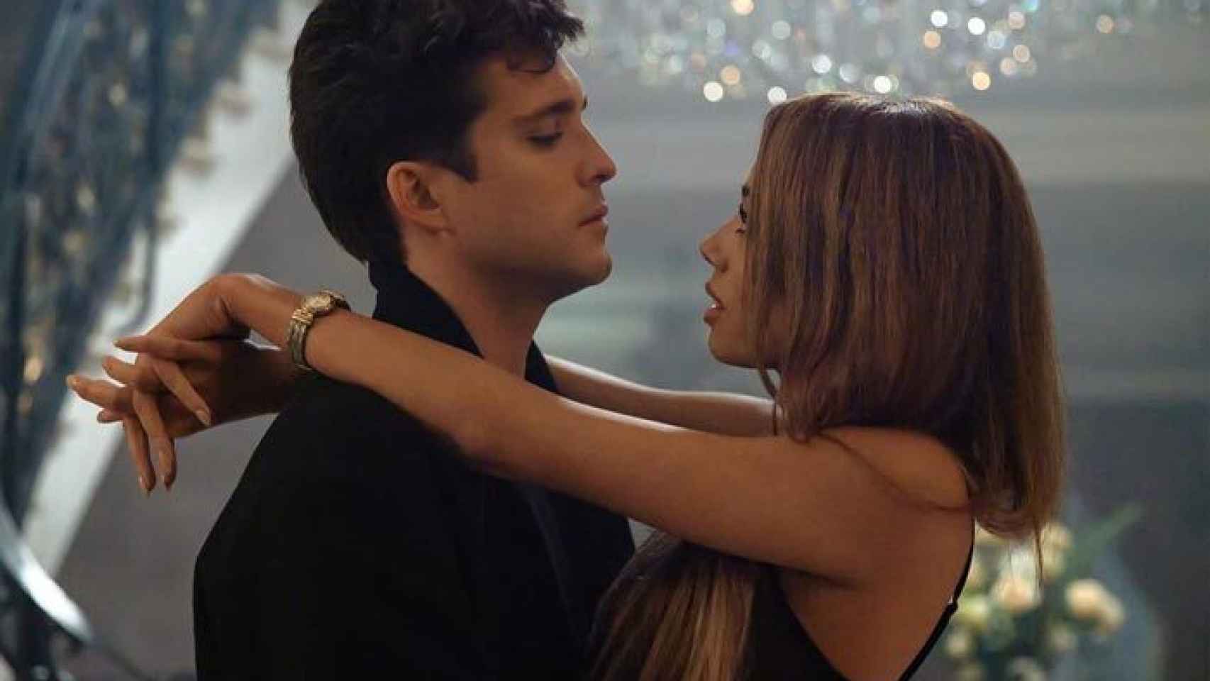 Diego Boneta y Jade Ewen interpretando a Luis Miguel y Mariah Carey.