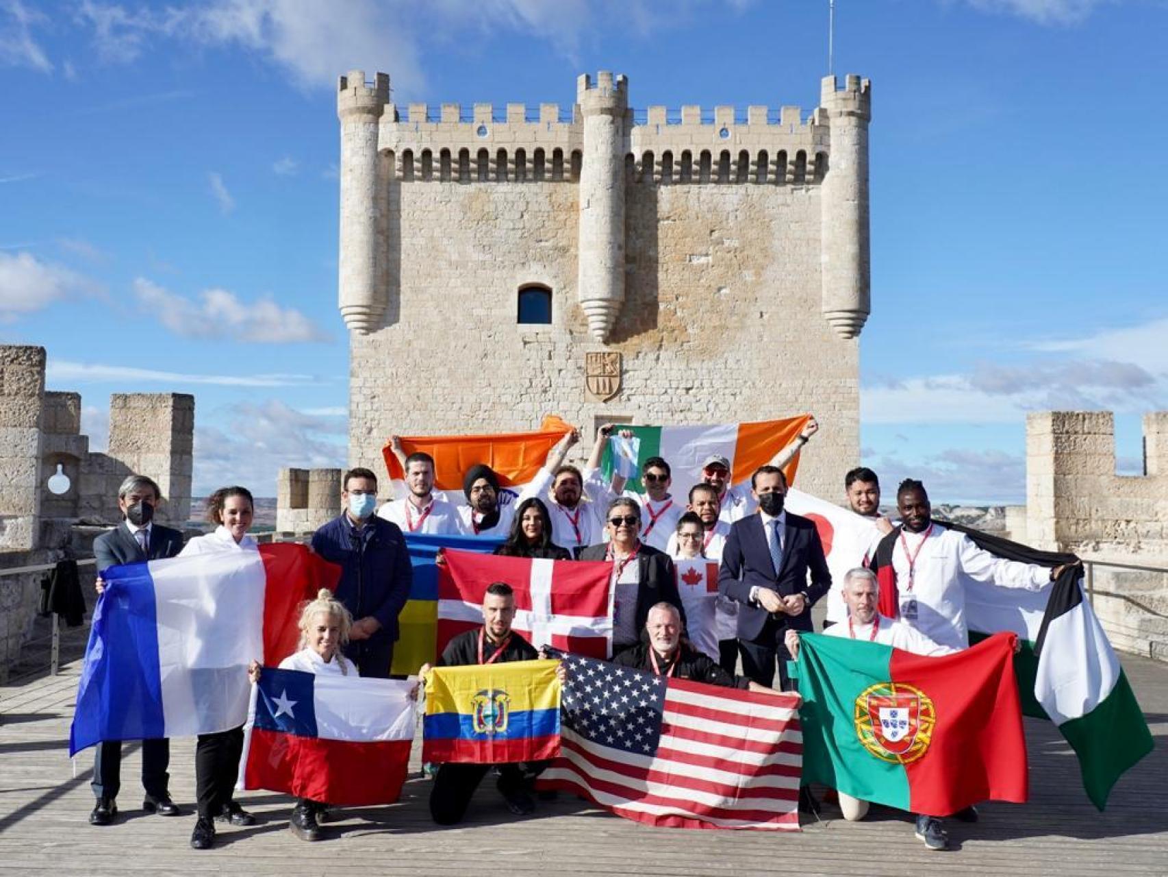 Los participantes en el Concurso Mundial de Pinchos en el Museo Provincial del Vino de Peñafiel