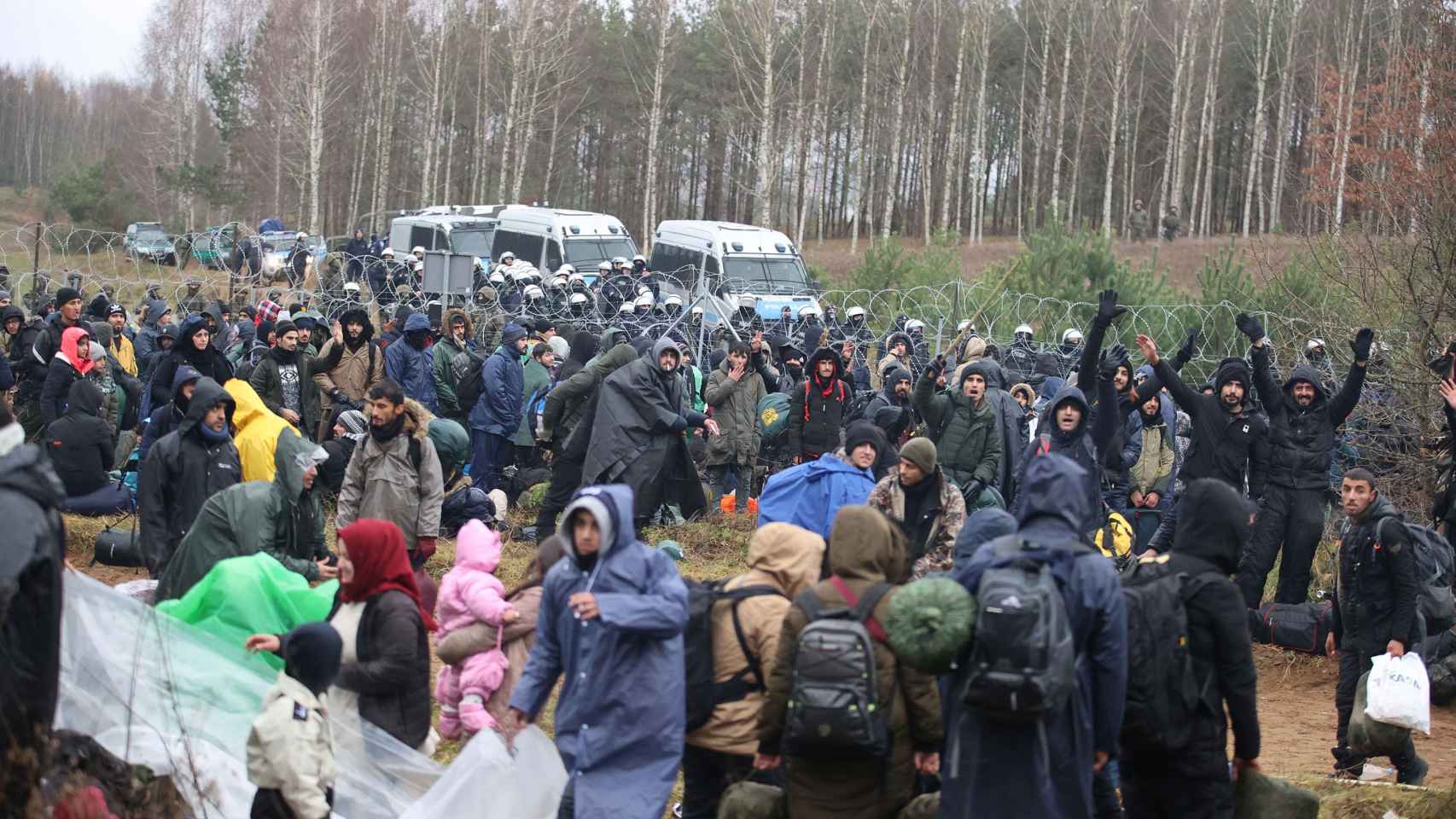 Inmigrantes en la zona de nadie entre la frontera de Polonia y Bielorrusia.