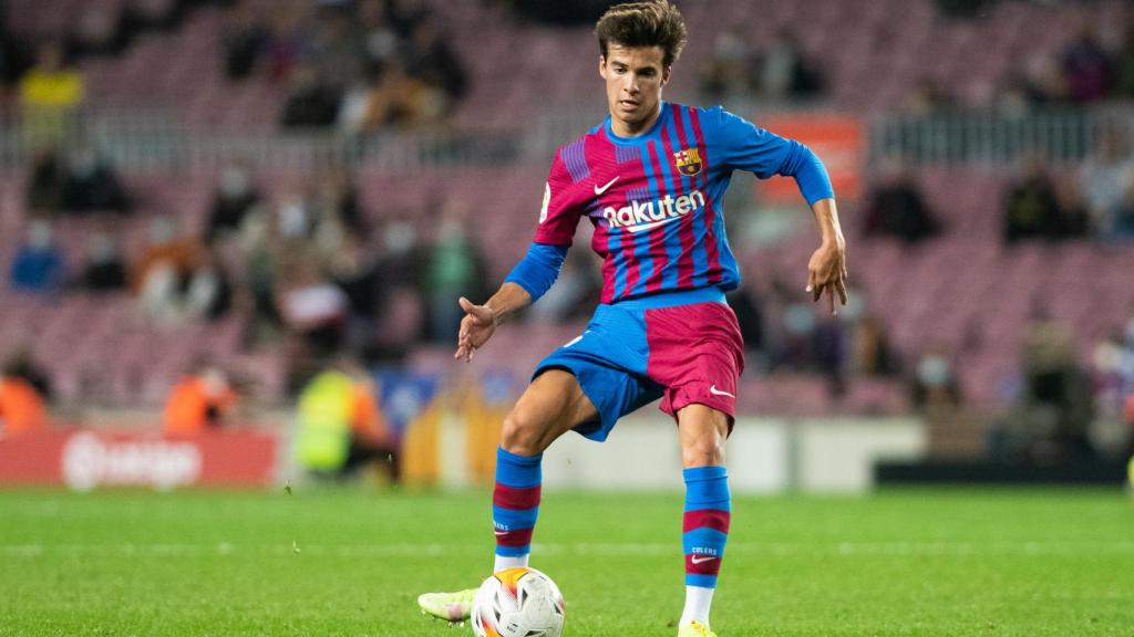 Riqui Puig y la grada medio vacía del Camp Nou