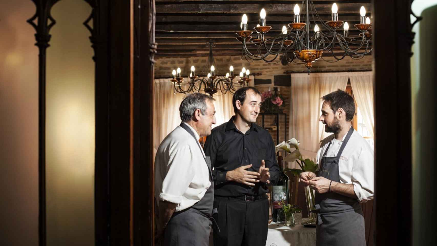 Miguel Ángel con su padre Teodoro y su hermano Alberto en el restaurante familiar