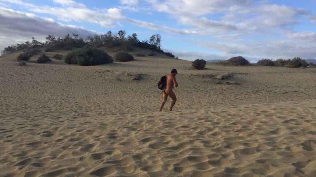 Una persona camina por las dunas en busca de algún encuentro sexual esporádico. (Archivo)